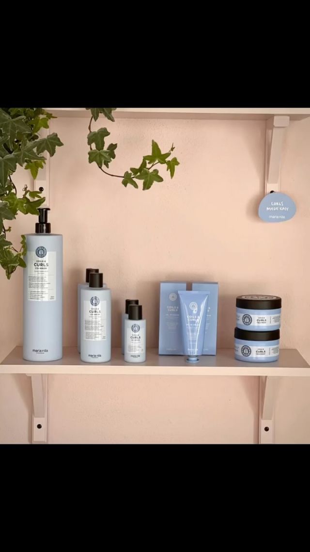 Maria Nilas nya serie Coils & Curls💙. 
En serie för dig med lockigt eller torrt hår som är fylld med närande ingredienser. 
Serien innehåller
•Co-wash
•Treatment mask
•Oil in cream
Välkomna in om ni vill veta mer!
#frisörsalong#svedala#hårfint#frisör#hairdresser#hårprodukter#marianila#marianilastockholm#ichoosefriendly#coilsandcurls#frisörskåne#frisörsvedala#hårfintsvedala