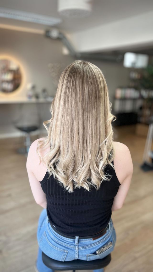 Hej juni☀️. Nu är sommaren här & jag gör sommarhår i olika varianter. Här har vi gjort balayage slingor och sedan lagt en lite kallare nyansering😍. #frisörsalong#svedala#hårfint#frisör#hairdresser#hairstylist#hårinspo#balayage#sommarhår#marianilastockholm#marianilaprofessional#frisörskåne#frisörsvedala#hårfintsvedala