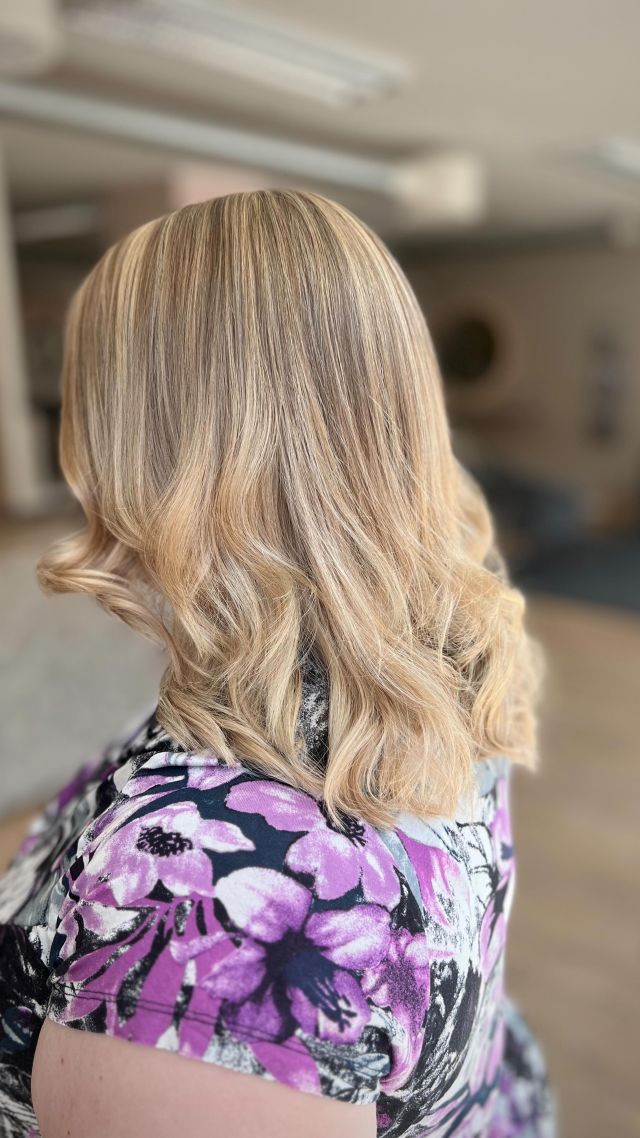 Happy Friday☀️💃🏻. #frisörsalong#svedala#hårfint#friday#fredag#happyday#frisör#hairdresser#hairstylist#hårinspo#marianilastockholm#frisörskåne#frisörsvedala#hårfintsvedala