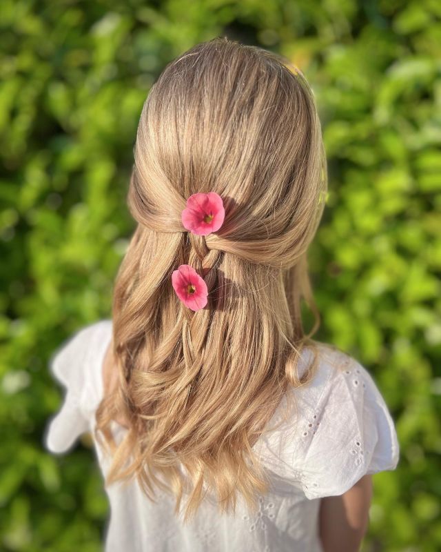 Måndag & midsommarveckan är här🍓🌸. Jag är på plats mån-ons för att göra er ännu finare i håret💇🏼‍♀️. #frisörsalong#svedala#hårfint#frisör#hairdresser#hairstylist#hårinspo#midsommarhår#frisörskåne#frisörsvedala#hårfintsvedala