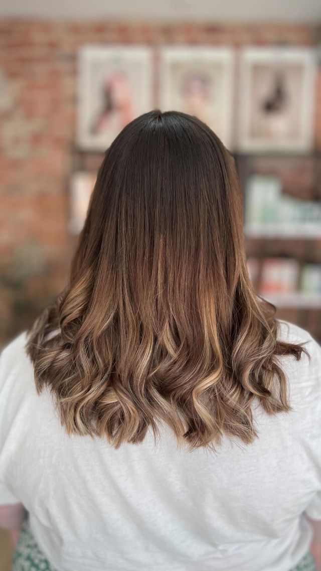 Balayage med lite ljusa effekter🤎🤍. 
Idag är jag ledig och har en underbar långhelg framför mig, tillbaka igen på tisdag (27/6). Bästa Jenny @nails4you.se är på plats idag & på måndag om ni vill få fina naglar men kan även hjälpa er om det är någon produkt ni behöver❣️. #frisörsalong#svedala#hårfint#frisör#hairdresser#hairstylist#hårinspo#balayage#marianilastockholm#marianilaprofessional#frisörskåne#frisörsvedala#hårfintsvedala
