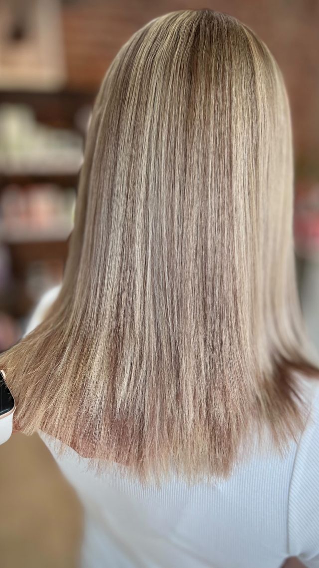 Lowlights och några få ljusa slingor för ett mörkare och mer naturligt resultat👌🏼. #frisörsalong#svedala#hårfint#frisör#hairdresser#hairstylist#hårinspo#lowlights#marianilastockholm#frisörskåne#frisörsvedala#hårfintsvedala