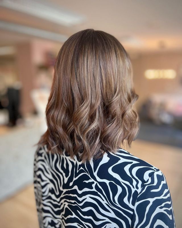 Mellanbrunt hår med ljusa skiftningar🤎🤍. #frisörsalong#svedala#hårfint#frisör#hairdresser#hairstylist#hårinspo#mellanbrunthår#marianilastockholm#frisörskåne#frisörsvedala#hårfintsvedala