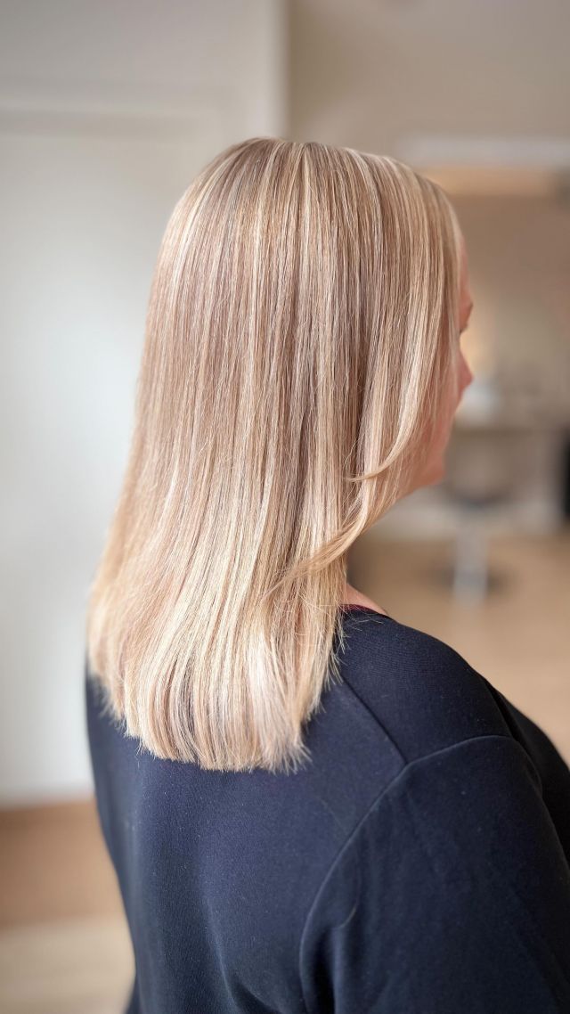 Ännu ett underbart sommarhår👌🏼. Här har jag lagt tunna slingor & sedan nyanserat för glans & en lyxigare blond färg😍. #frisörsalong#svedala#hårfint#frisör#hairdresser#hairstylist#hårinspo#blondehair#slingor#highlights#frisörskåne#frisörsvedala#hårfintsvedala